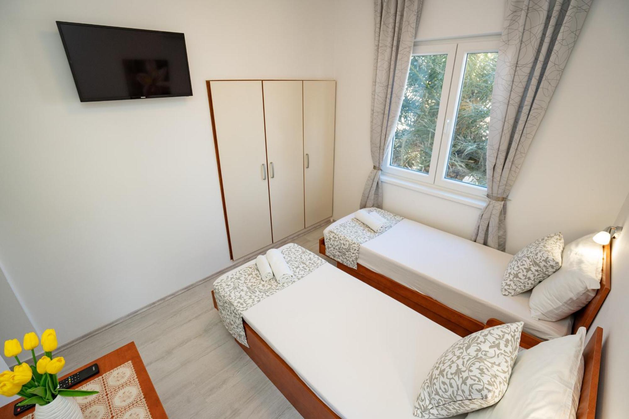 Pool Mansion Magnolia - Comfort Rooms Novalja Luaran gambar